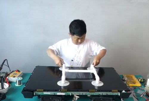 液晶电视开机屏幕一闪即灭维修视频